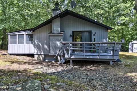 111 Ledge View Dr, Hawley, PA 18428