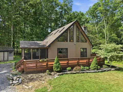 206 Oakenshield Dr, Tamiment, PA 18371