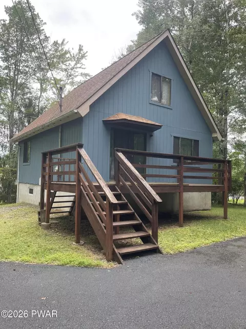 1055 Lakeland Dr, Lake Ariel, PA 18436