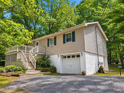 115 Tink Wig Dr, Hawley, PA 18428