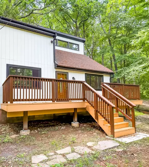 297 Saunders Dr, Bushkill, PA 18324 photo 2