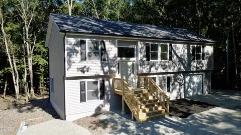 131 Buck Run Dr, Milford, PA 18337
