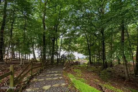 146 Spruce Lake Dr, Milford, PA 18337