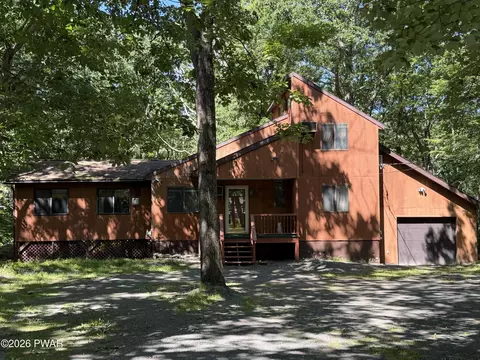 805 Towhee Ct, Hawley, PA 18428