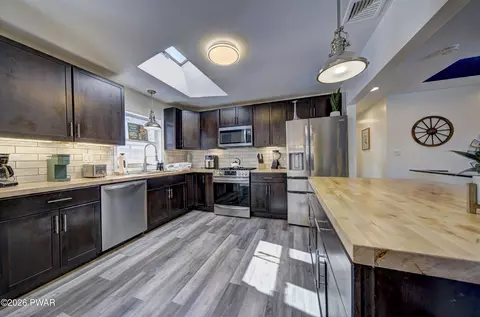 Kitchen - 103 E Beaver Dam Rd, Tafton, PA 18464 photo 3 of 4