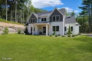 17 Matthews Dr, Milford, PA 18337