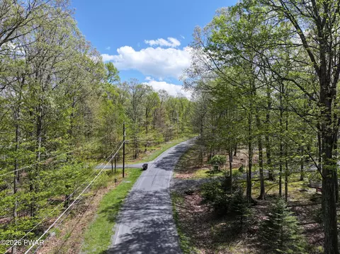 1353 Dewberry Dr, Hawley, PA 18428