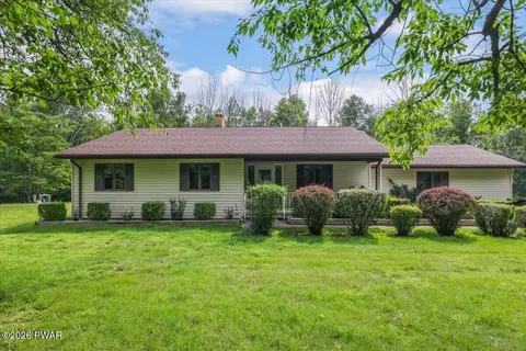 17 Silhouette Ln, Waymart, PA 18472