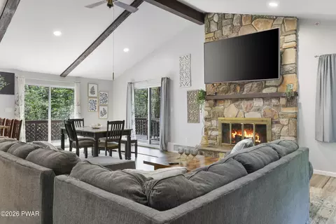 19 Conservancy Ct, Gouldsboro, PA 18424