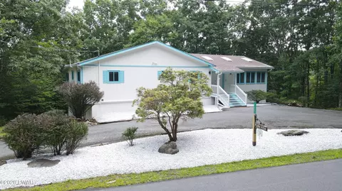 111 Cottonwood Dr, Lords Valley, PA 18428