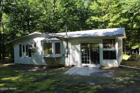 102 Redstart Ct, Hawley, PA 18428
