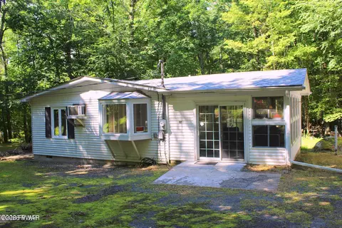 102 Redstart Ct, Hawley, PA 18428