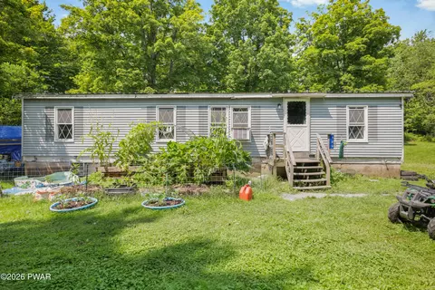 206 Old Schoolhouse Rd, Greentown, PA 18426