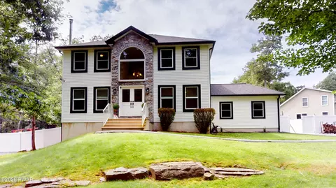 100 Redwood Ct, Milford, PA 18337