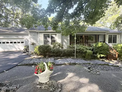 514 Maple Ridge Dr, Lords Valley, PA 18428