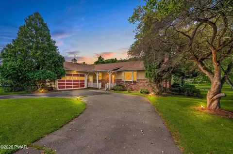 1040 Delaware Dr, Matamoras, PA 18336