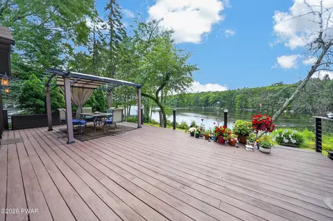 806 Widgeon Ct, Hawley, PA 18428