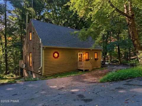 126 Winterberry Dr, Milford, PA 18337