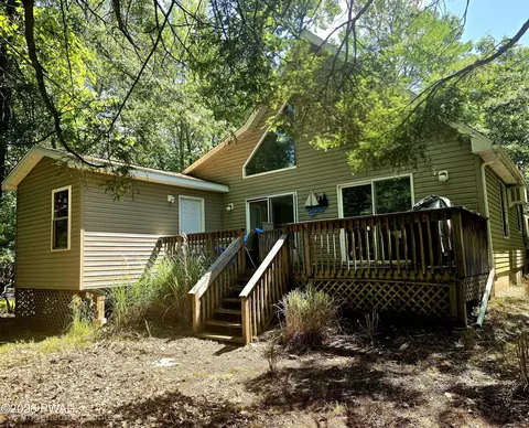 1035 Mohican Rd, Lake Ariel, PA 18436