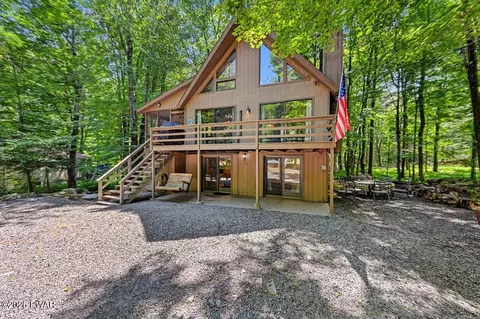 8 Deerfield Ct, Lake Ariel, PA 18436