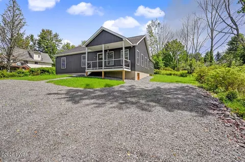 8 Grandview Ct, Lake Ariel, PA 18436