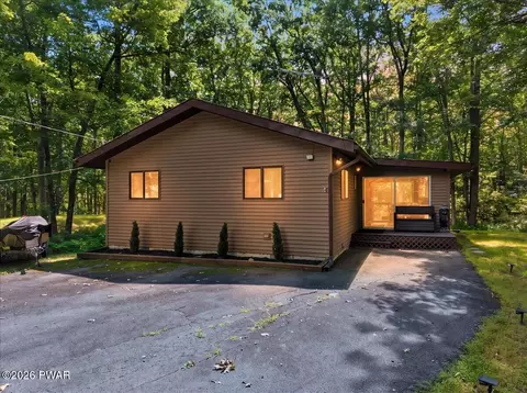 808 Hoover Ct, Lords Valley, PA 18428