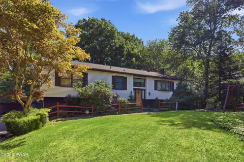 3 Devonshire Ln, Mount Pocono, PA 18344