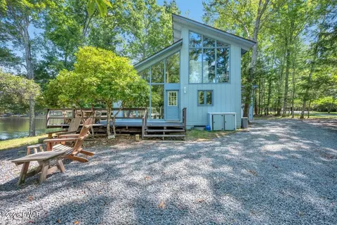 1010 Aquarius Dr, Lake Ariel, PA 18436