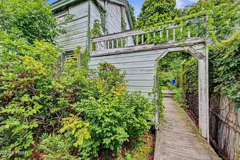 219 Willow Ave, Honesdale, PA 18431