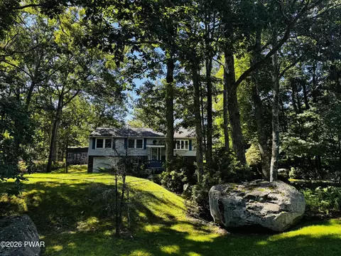 223 Maple Ridge Dr, Lords Valley, PA 18428