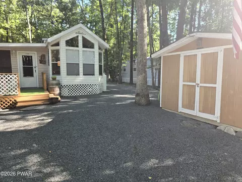 157 Chickasaw Ln, Shohola, PA 18458