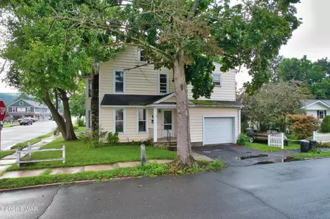 211 Avenue L, Matamoras, PA 18336