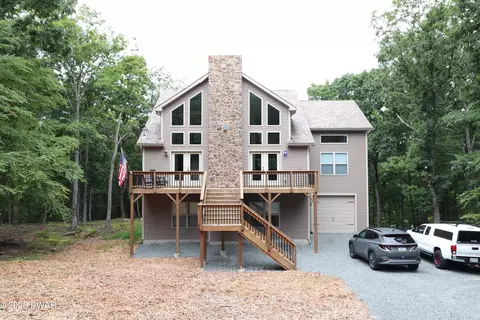 128 Powderhorn Dr, Lackawaxen, PA 18435