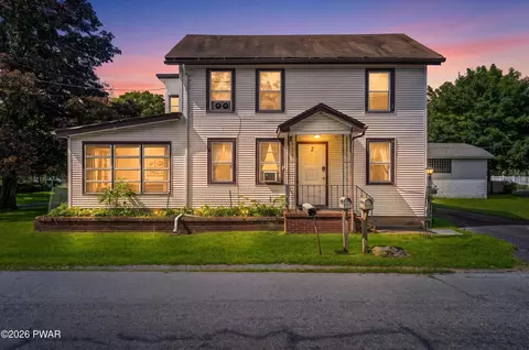 1042 Delaware Dr, Matamoras, PA 18336