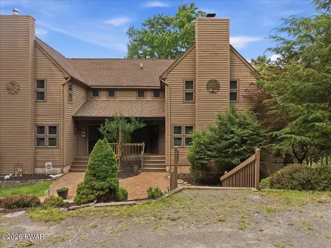 110 Woodmont Cir, Greentown, PA 18426