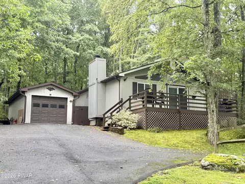 215 Stirrup Ln, Lords Valley, PA 18428