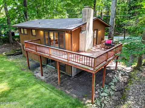 104 Waterfront Dr, Greentown, PA 18426