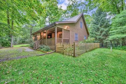 28 Hemlock Ln, Lake Ariel, PA 18436