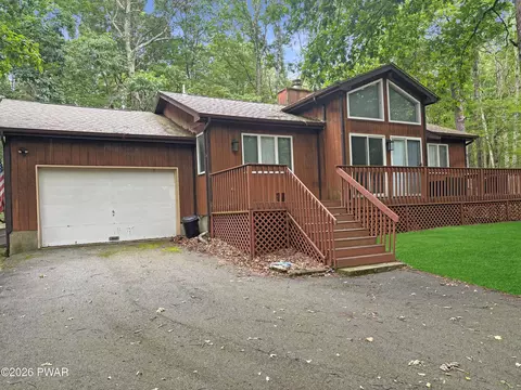 129 Surrey Ln, Lords Valley, PA 18428