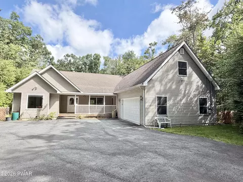 809 Maple Leaf Ct, Lords Valley, PA 18428