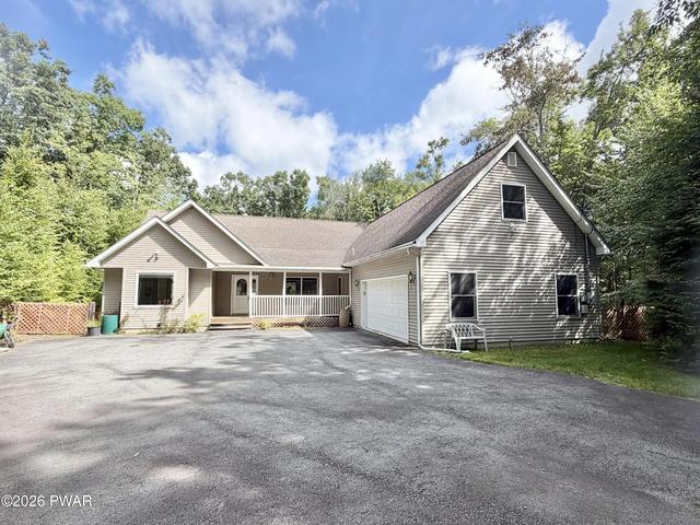 809 Maple Leaf Ct, Lords Valley, PA 18428