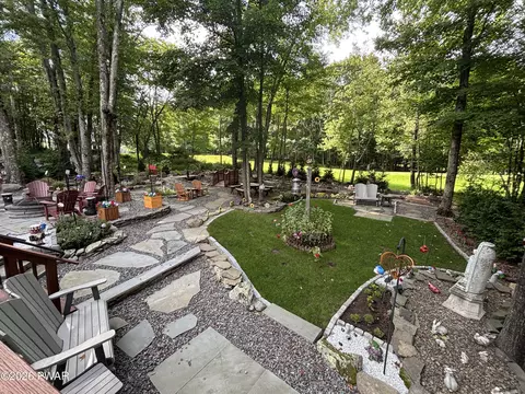 221 S Fairway Dr, Lake Ariel, PA 18436