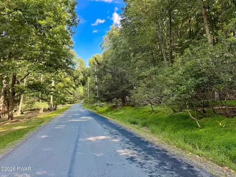 216 Indian Dr, Greentown, PA 18426