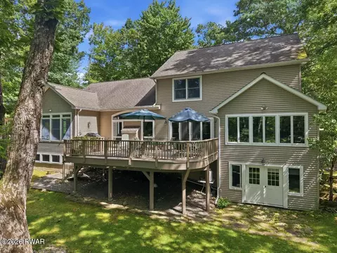 802 Green Ct, Lords Valley, PA 18428