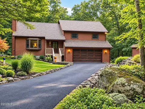136 Pocono Circle Dr, Dingmans Ferry, PA 18328