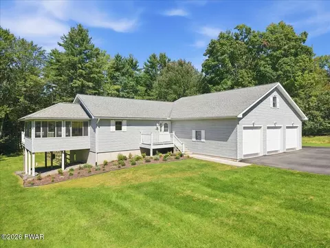 64 Applewood Dr, Hawley, PA 18428