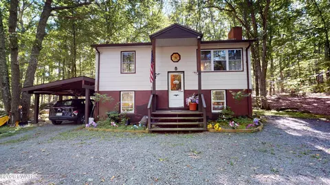 113 Blueridge Ln, Hawley, PA 18428