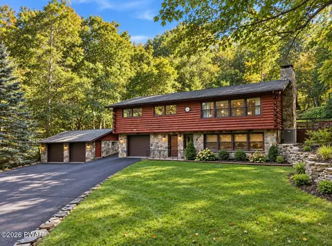 129 Briarwood Dr, Greentown, PA 18426