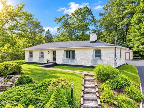 604 Circle Dr, Roaring Brook Township, PA 18444