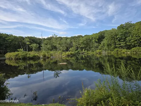112 Ledgeway Ln, Lords Valley, PA 18428